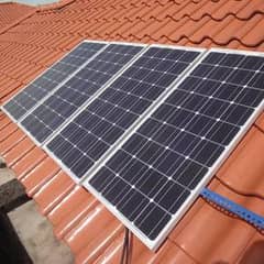 Paneles solares en un techo de tejas